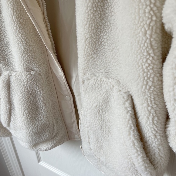 Women’s Sherpa Jacket - Picture 3 of 5